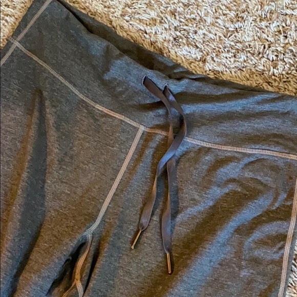 Lululemon relaxed for crop pants II 8 - Picture 5 of 7